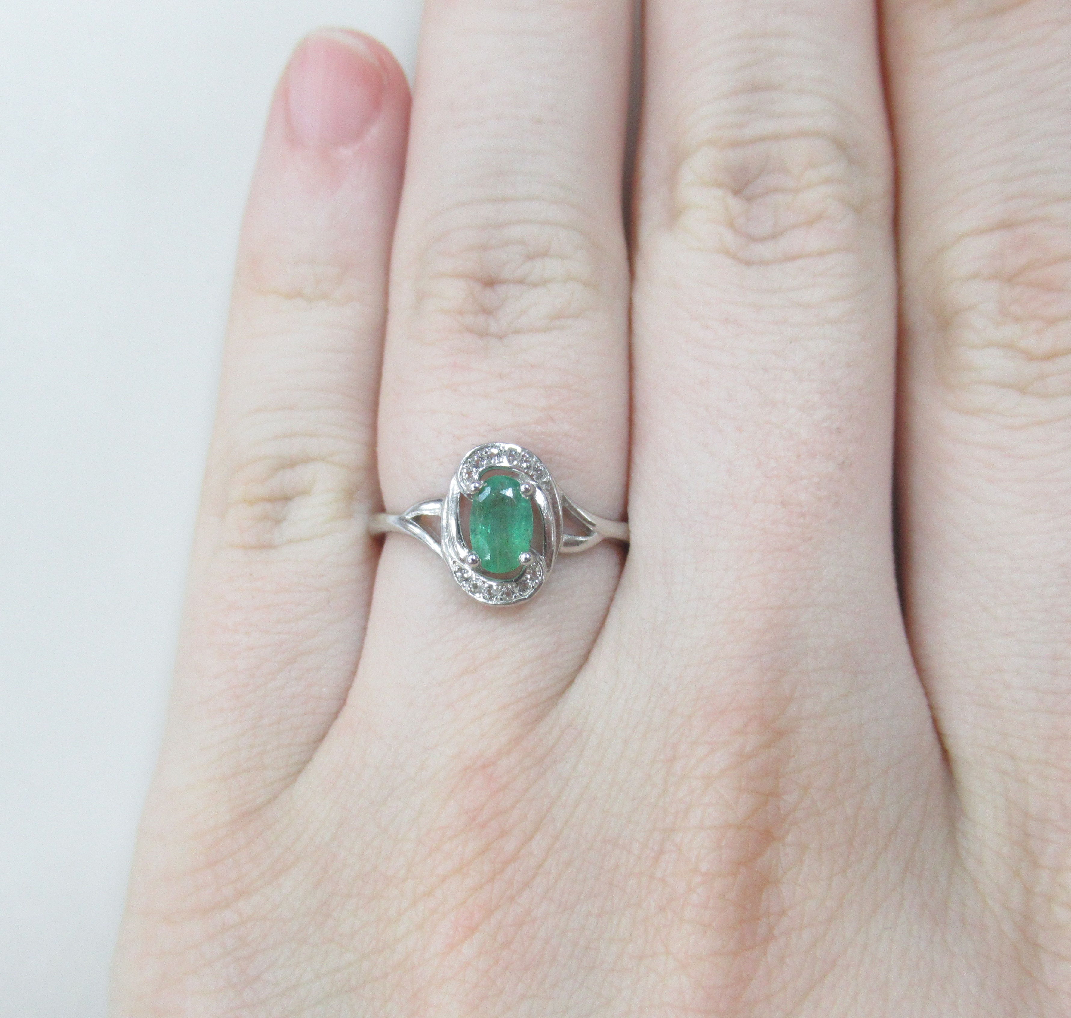 Серебряное кольцо с изумрудом